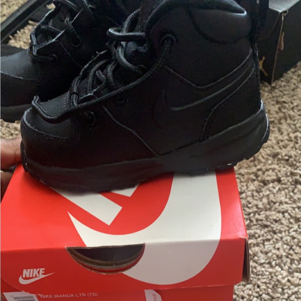 Nike Manoa (TD)